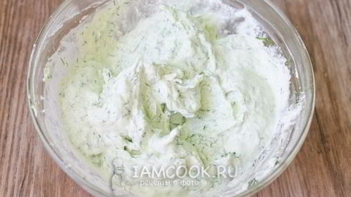 хлебцы с красной икрой и укропно-творожным муссом