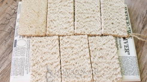 хлебцы с красной икрой и укропно-творожным муссом