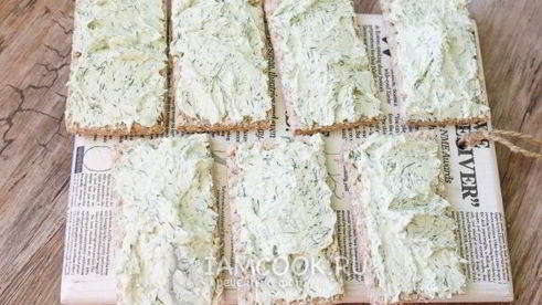 хлебцы с красной икрой и укропно-творожным муссом