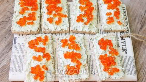 хлебцы с красной икрой и укропно-творожным муссом