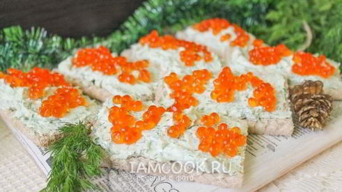 хлебцы с красной икрой и укропно-творожным муссом