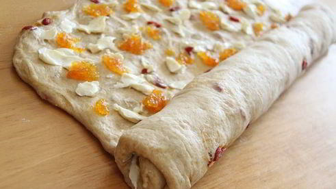 плетеный хлеб с ягодами годжи