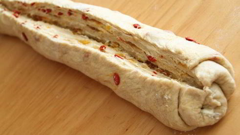 плетеный хлеб с ягодами годжи