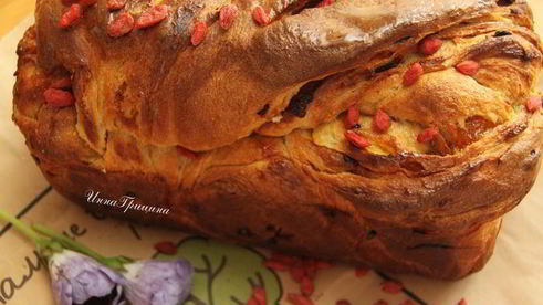 плетеный хлеб с ягодами годжи
