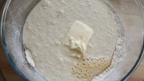 плетеный хлеб с ягодами годжи