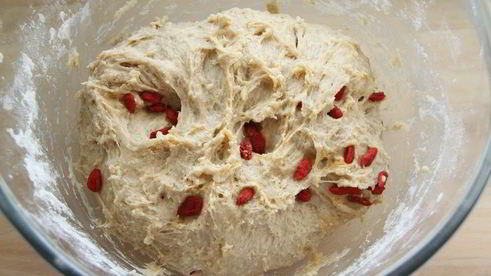 плетеный хлеб с ягодами годжи