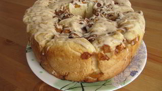 Сдобный хлеб с персиком и карамелью