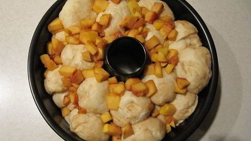 сдобный хлеб с персиком и карамелью