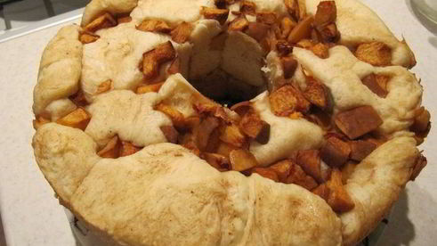 сдобный хлеб с персиком и карамелью