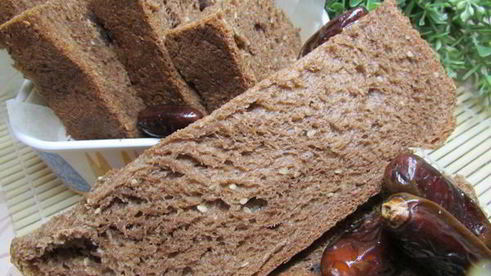 шоколадный хлеб с кунжутом и финиками