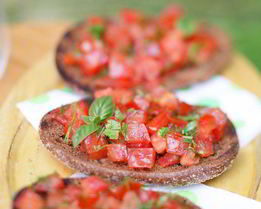 Тосты из ржаного хлеба с помидорами