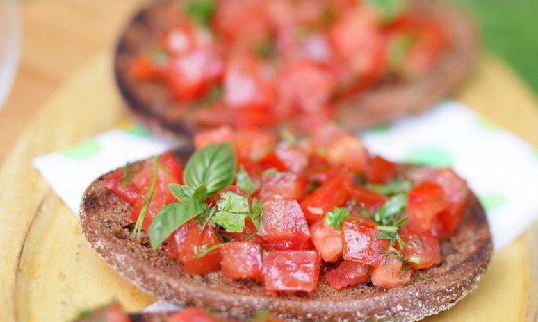 Рецепт тостов из ржаного хлеба с помидорами