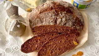 Цельнозерновой содовый хлеб с тмином, изюмом и овсяными хлопьями