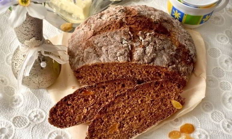 Рецепт цельнозернового содового хлеба с тмином, изюмом и овсяными хлопьями