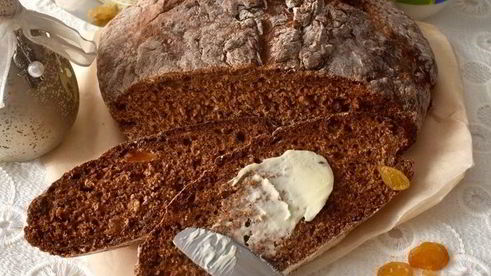 цельнозерновой содовый хлеб с тмином, изюмом и овсяными хлопьями