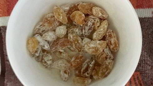 цельнозерновой содовый хлеб с тмином, изюмом и овсяными хлопьями