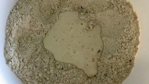 цельнозерновой содовый хлеб с тмином, изюмом и овсяными хлопьями