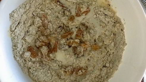 цельнозерновой содовый хлеб с тмином, изюмом и овсяными хлопьями