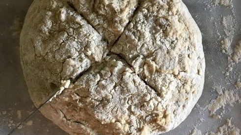 цельнозерновой содовый хлеб с тмином, изюмом и овсяными хлопьями