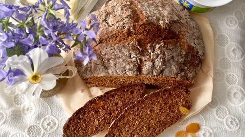 цельнозерновой содовый хлеб с тмином, изюмом и овсяными хлопьями