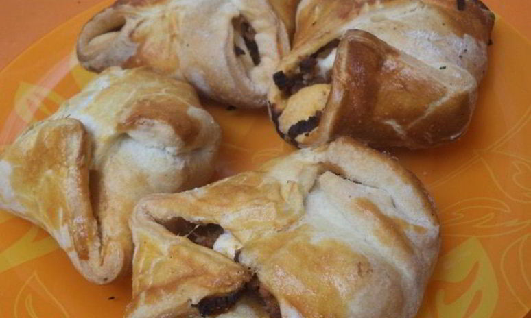 Рецепт конвертиков из слоеного теста с начинкой из мясного фарша и феты