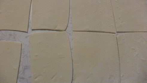 конвертики из слоеного теста с начинкой из мясного фарша и феты