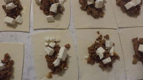 конвертики из слоеного теста с начинкой из мясного фарша и феты