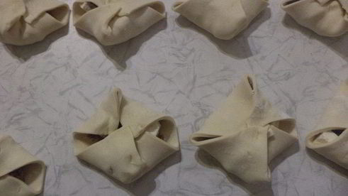 конвертики из слоеного теста с начинкой из мясного фарша и феты