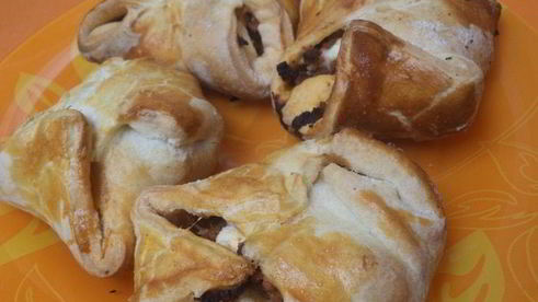 конвертики из слоеного теста с начинкой из мясного фарша и феты