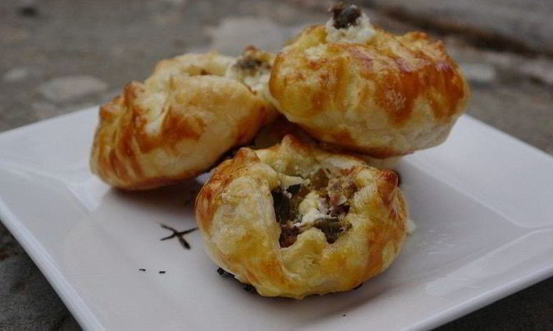 Рецепт конвертиков с козьим сыром, каперсами и анчоусами