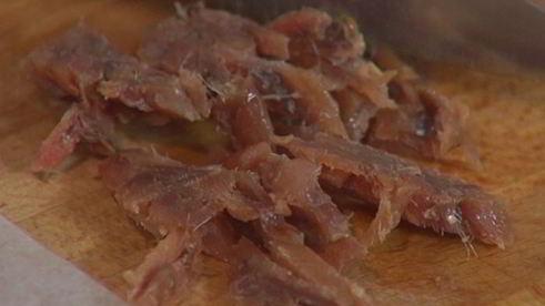 конвертики с козьим сыром, каперсами и анчоусами