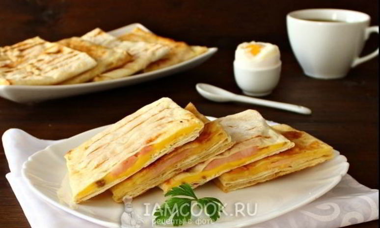 Рецепт конвертиков из лаваша с сыром и ветчиной