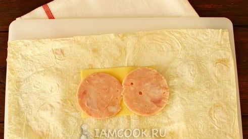 конвертики из лаваша с сыром и ветчиной