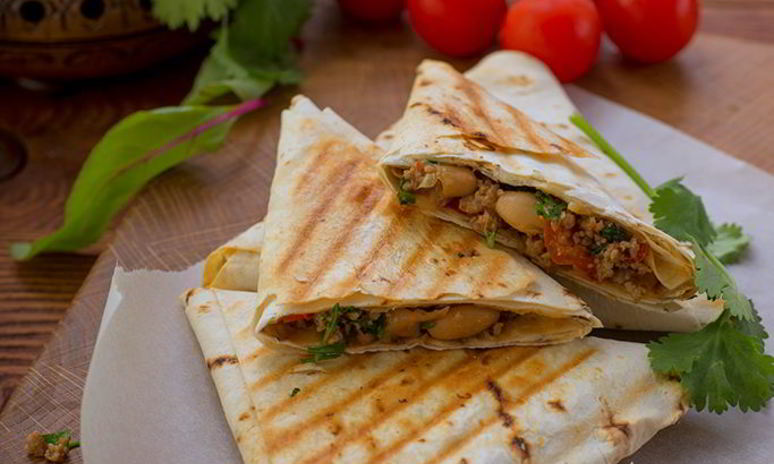 Рецепт конвертиков с мясом и фасолью в лаваше