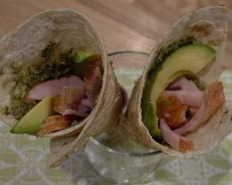 Кулечки из лаваша с копченой курицей и авокадо