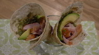 Кулечки из лаваша с копченой курицей и авокадо