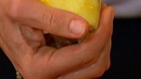 кулечки из лаваша с копченой курицей и авокадо