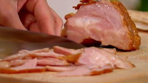 кулечки из лаваша с копченой курицей и авокадо