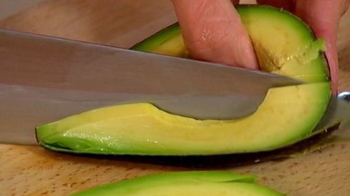 кулечки из лаваша с копченой курицей и авокадо