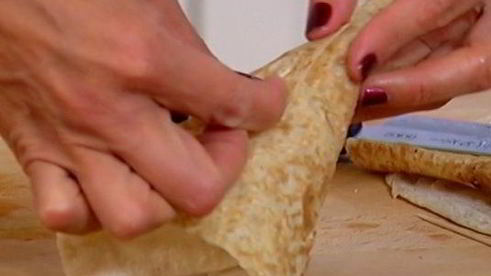 кулечки из лаваша с копченой курицей и авокадо