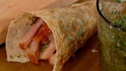 кулечки из лаваша с копченой курицей и авокадо