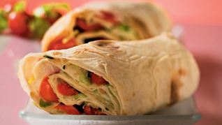 Лаваш, начиненный салатом Острая и кровавая Мэри