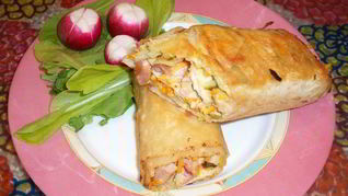 Лаваш с корейской морковкой и огурцом