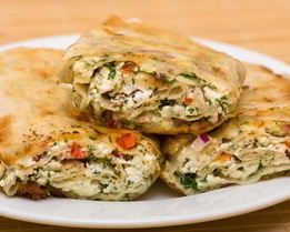 Лаваш с курицей, помидорами и сыром