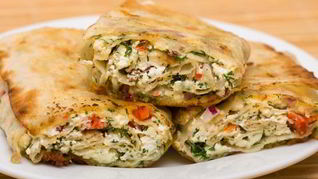 Лаваш с курицей, помидорами и сыром