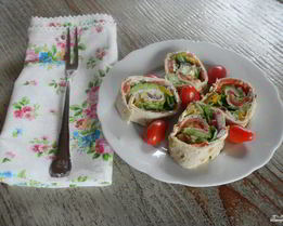 Лаваш с семгой и огурцом