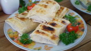 Лаваш с сыром и помидорами на костре