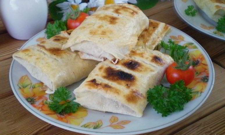 Рецепт лаваша с сыром и помидорами на костре