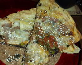 Лаваш, запеченный с оливковой пастой, томатным соусом, зеленью и кунжутом