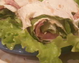 Рулет с ветчиной и сыром в лаваше